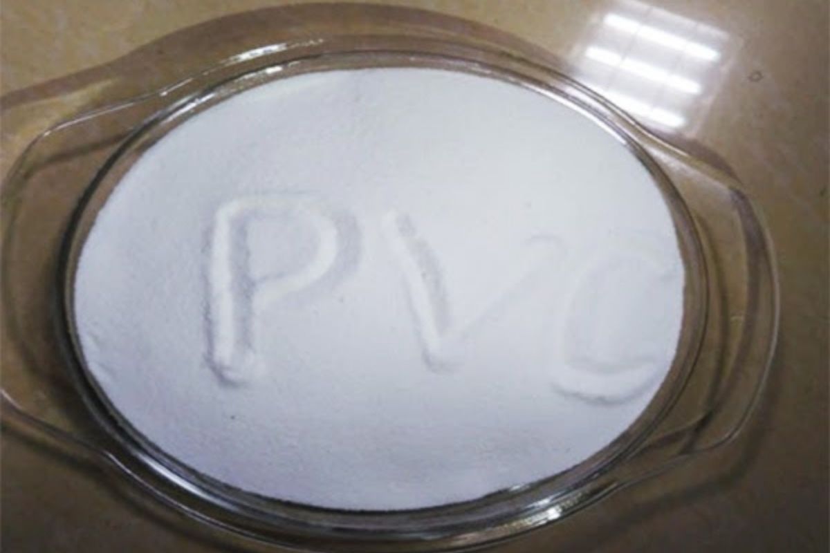 nhựa PVC dạng bột bên trong một cái tô, trên mặt viết PVC