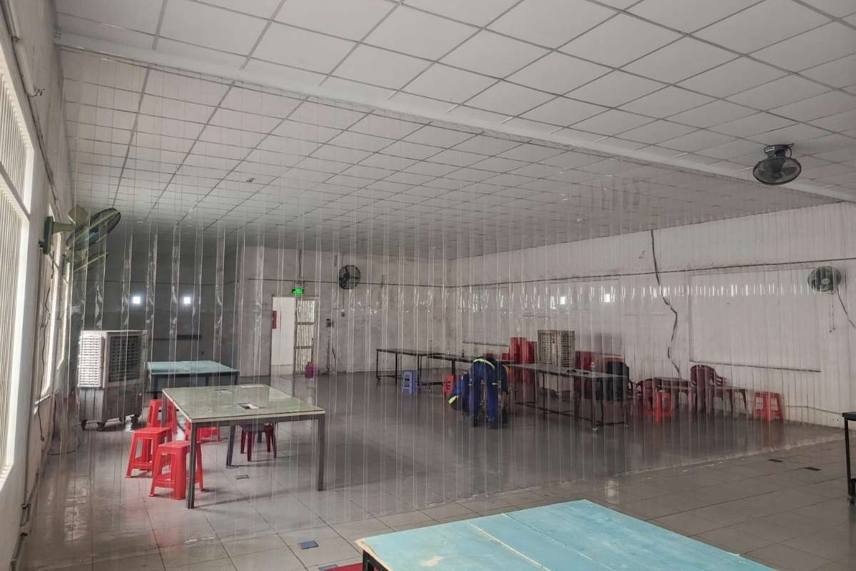 rèm nhựa PVC được lắp tại một căn tin