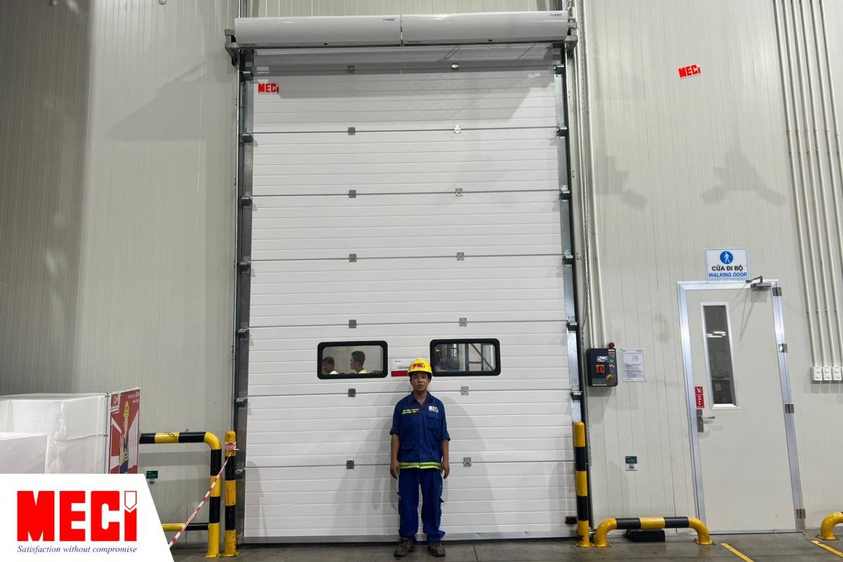 nhân viên MECI đứng trước cửa trượt trần
