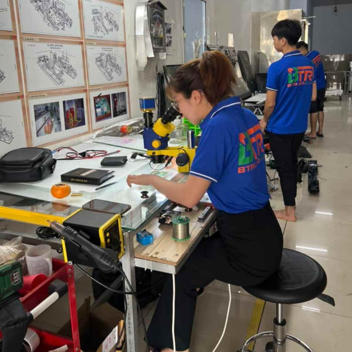nhân viên công ty BTR LCD đang sửa chữa thiết bị