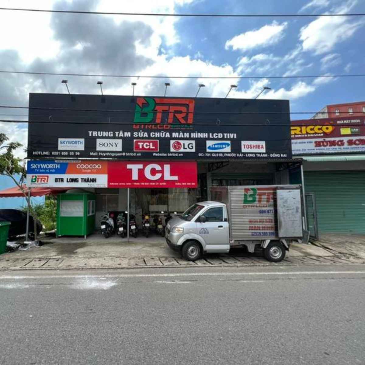 hình ảnh bên ngoài công ty BTR LCD, có 1 chiếc xe tải đậu phía trước