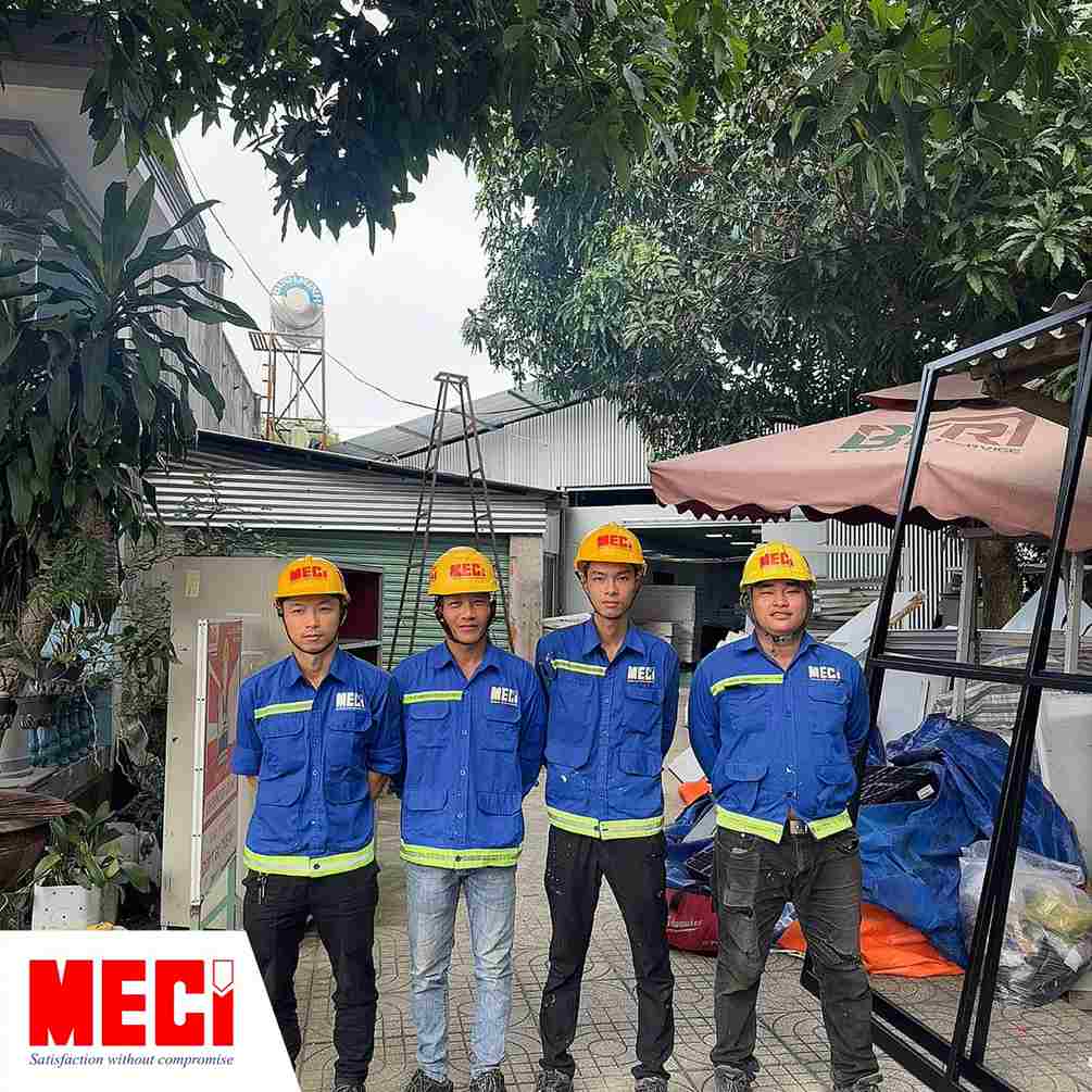4 nhân viên MECI đang đúng kế nhau, gần đó là các dụng cụ và thiết bị lắp đặt vách ngăn chống tĩnh điện cho công ty BTR LCD