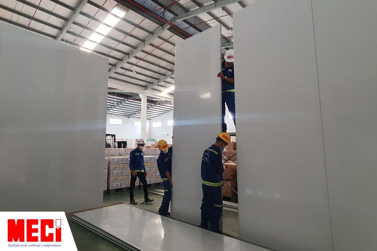 nhân viên MECI đang lắp đặt vách ngăn Panel