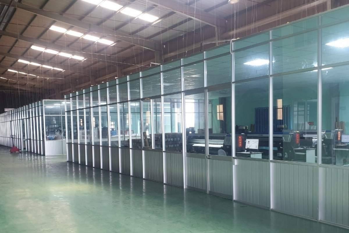 Vách ngăn nhà xưởng bằng nhôm kính cường lực