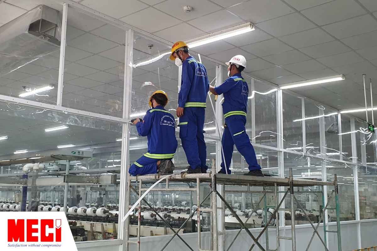 nhân viên MECI đang lắp đặt vách ngăn nhựa PVC