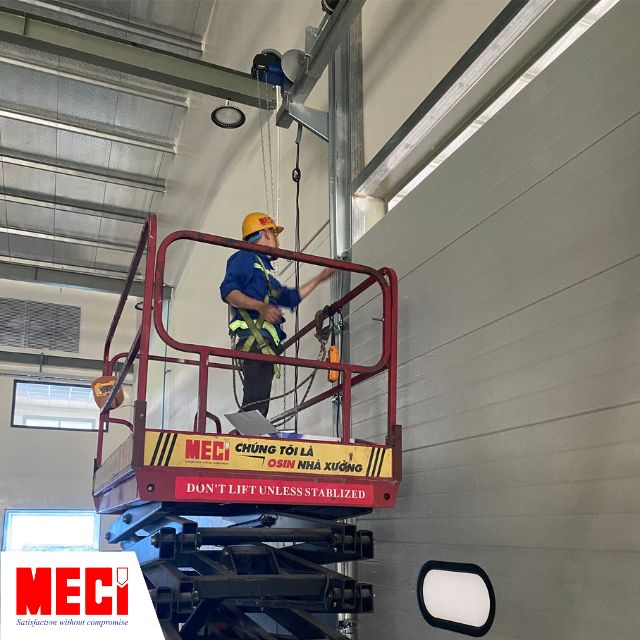 Nhân viên kỹ thuật MECI đang lắp đặt cửa trượt trần