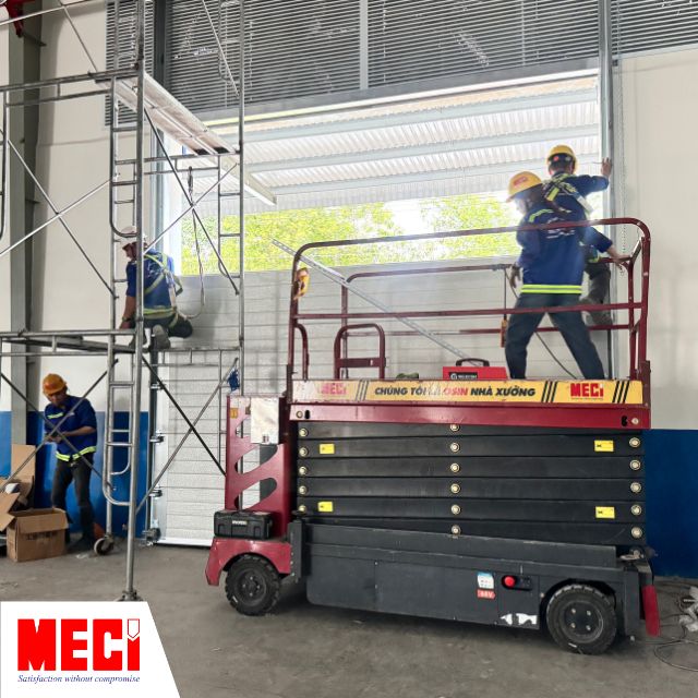 Nhân viên kỹ thuật MECI đang lắp đặt cửa trượt trần