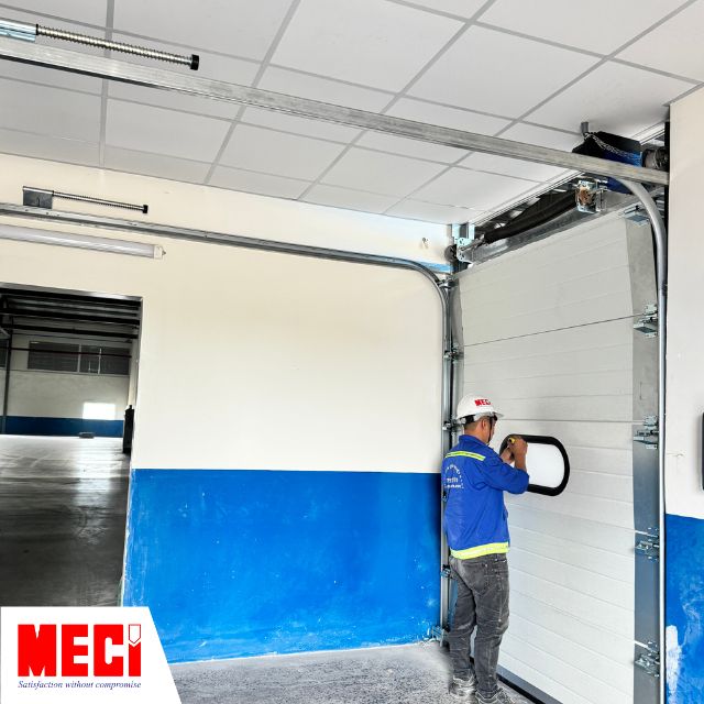 Cửa trượt trần Panel tại trần thấp