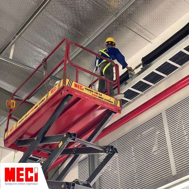Đội ngũ thi công MECI đang lắp đặt cửa trượt trần.