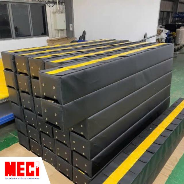 các đệm xốp PU đã được bọc bạt UPVC chất chồng lên nhau trên sàn epoxy