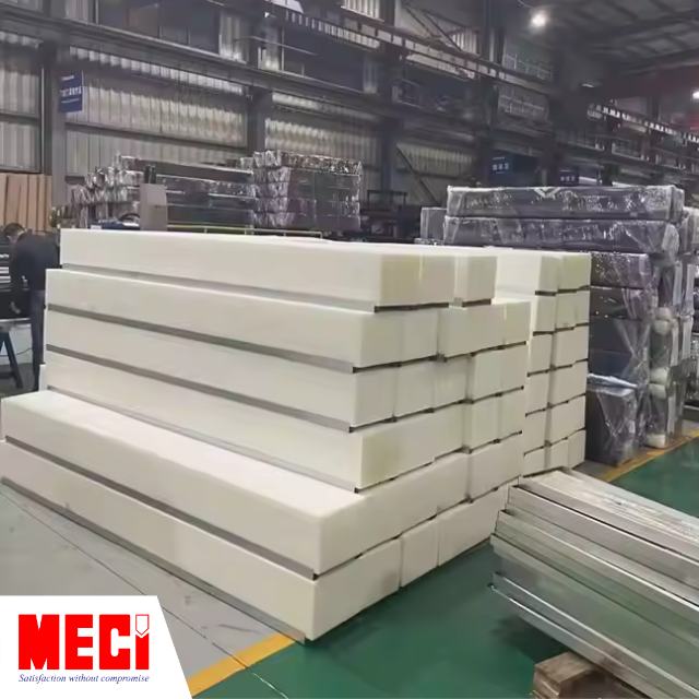 các đệm xốp PU trắng chất thành đống trong nhà xưởng