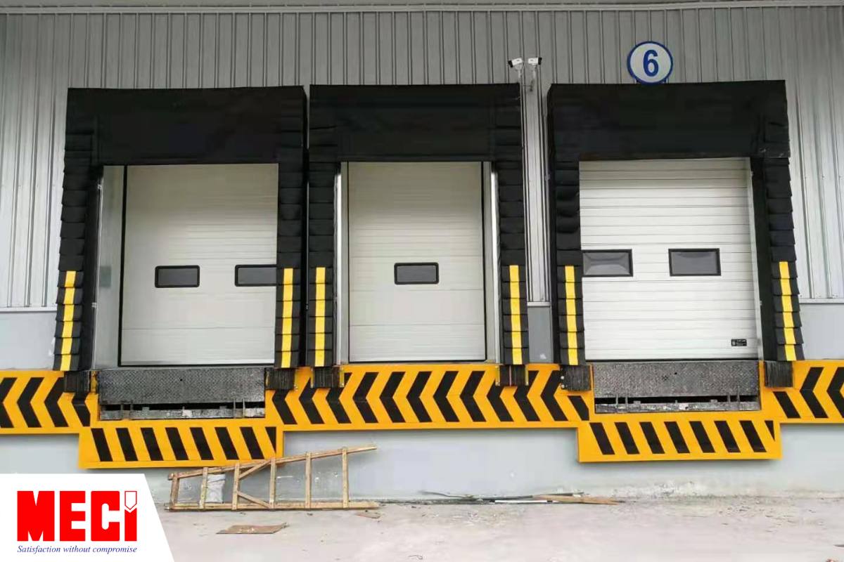 3 dock giao nhận hàng cạnh nhau, cửa trượt trần ở mỗi dock đều đóng xuống, có đệm bạt che bao quanh bên ngòai mỗi dọck