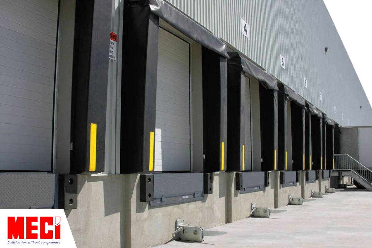 nhiều dock loading liền kề nhau tại một kho hàng lớn, mỗi dock đều được trang bị đệm bạt che bao quanh bên ngoài, sàn nâng thuỷ lực và cửa trượt trần đóng kín 