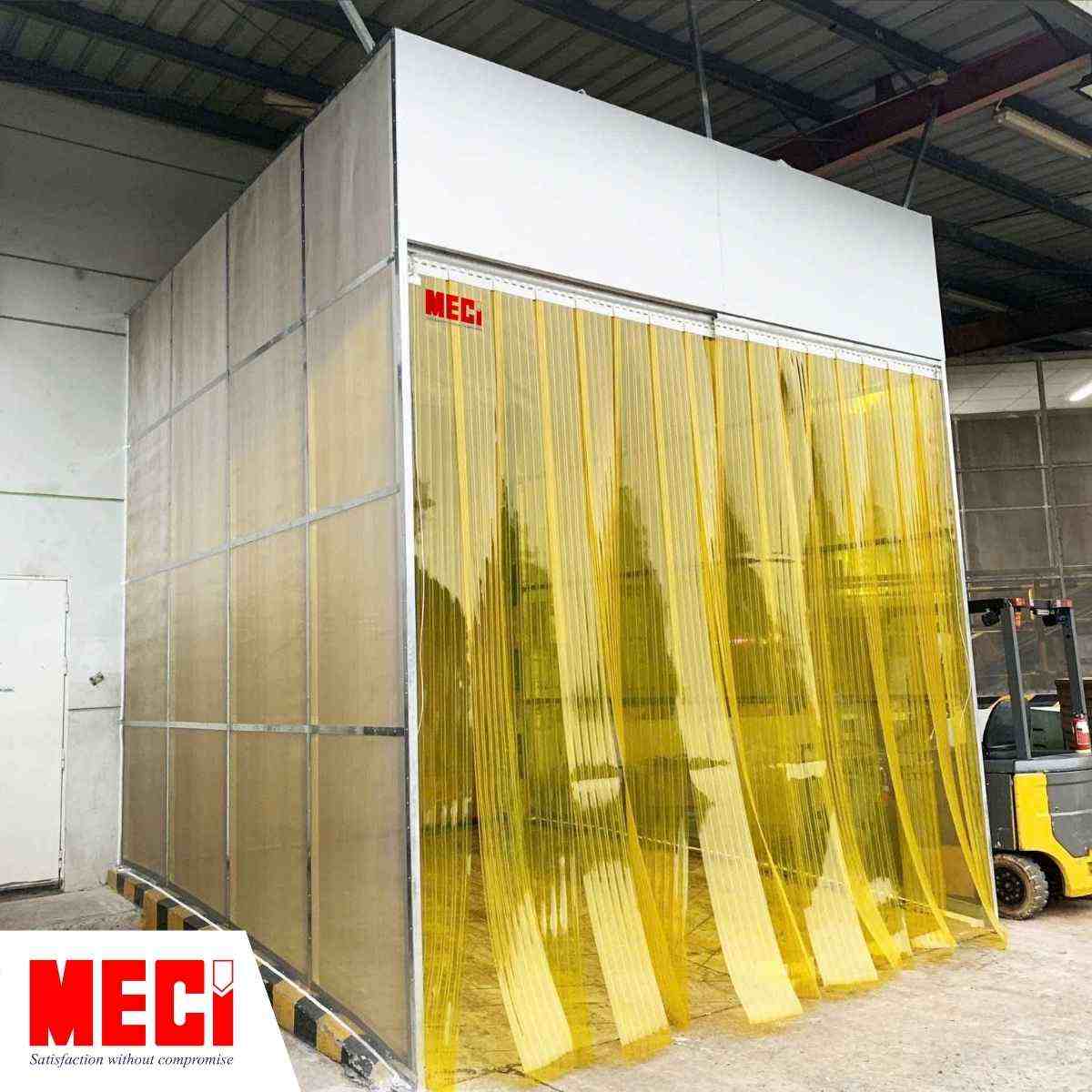 Phòng đệm được tạo thành từ vách lưới, rèm nhựa PVC và quạt cắt gió