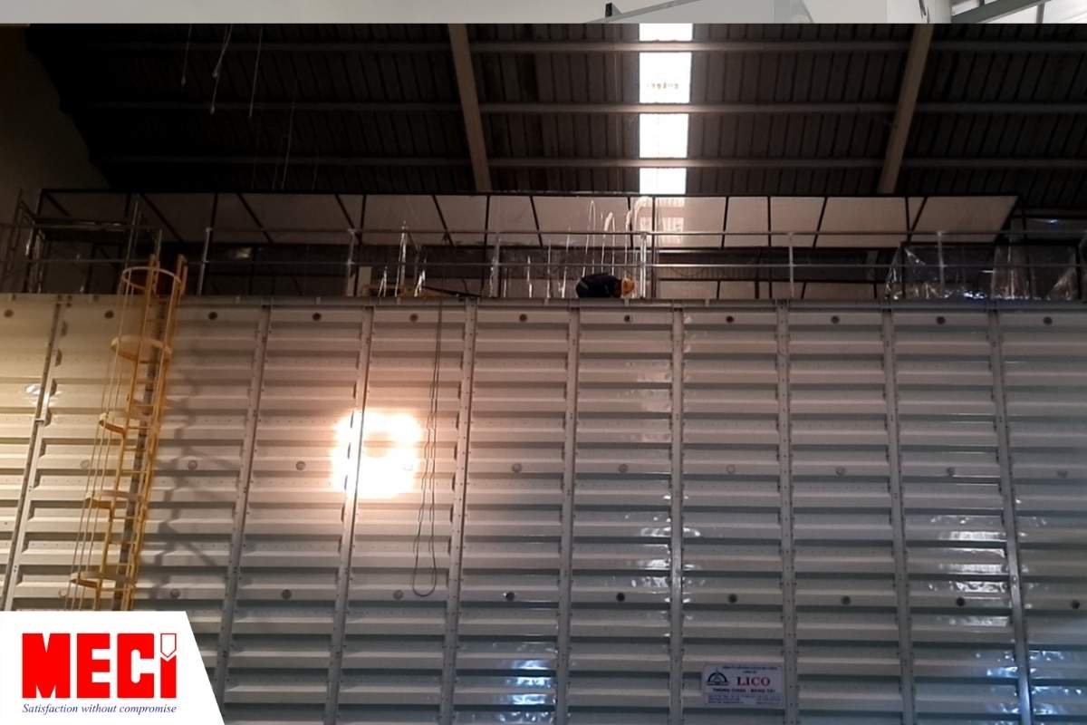 kỹ thuật MECI đang đứng trên cao để lắp đặt vách ngăn nhựa