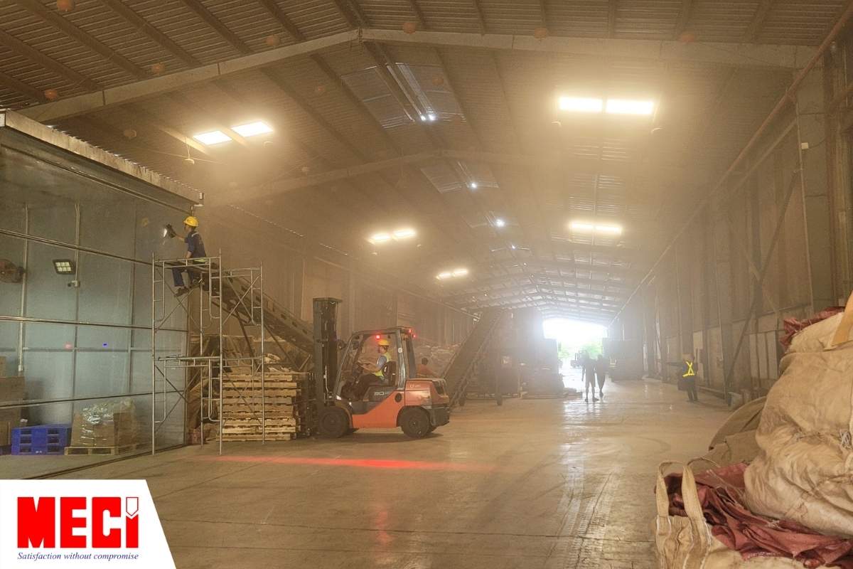 khu vực bên trong nhà máy Olam Tiến Nga, có nhân đang làm việc và kỹ thuật MECI đang làm việc