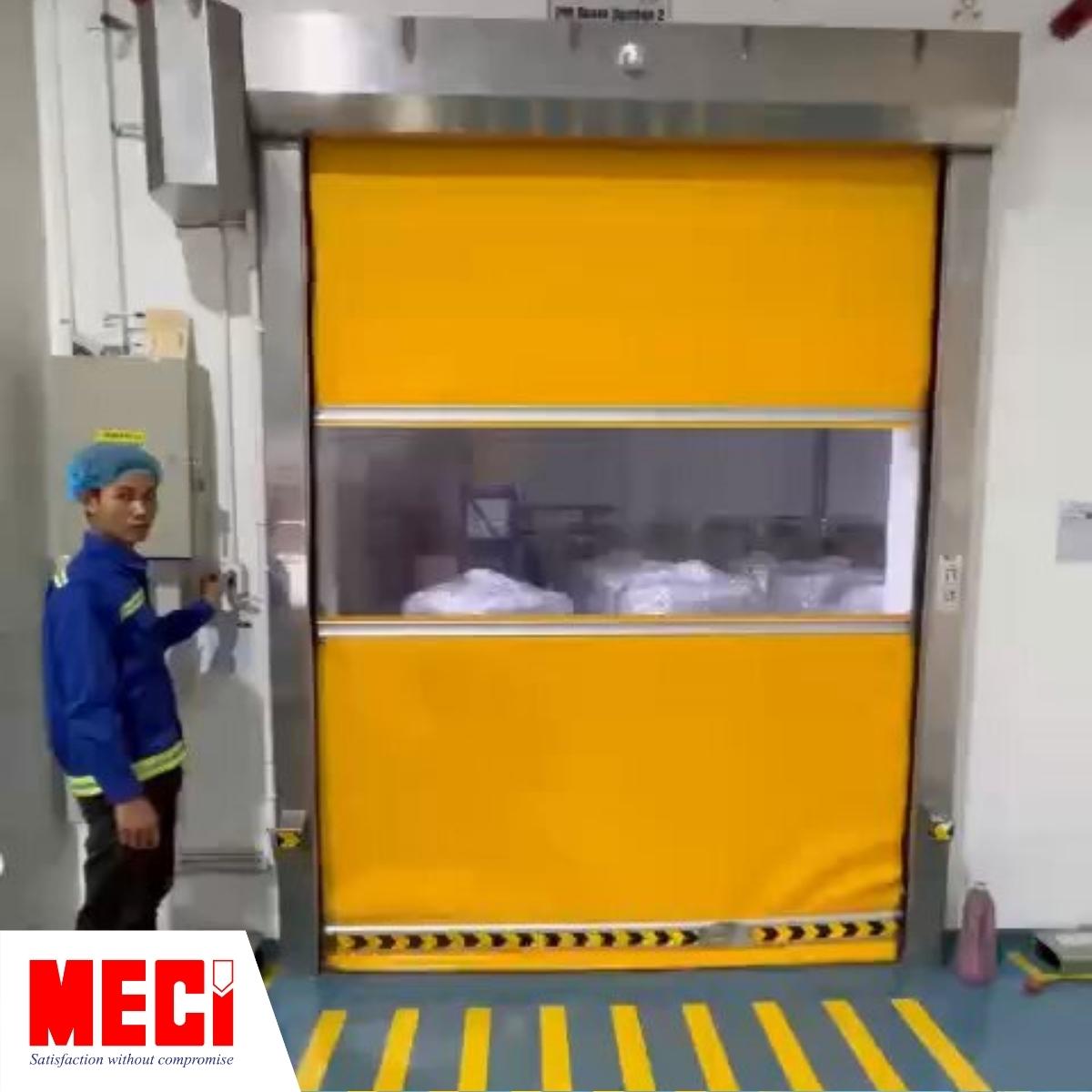 kỹ thuật MECI đứng kế bên cửa cuôn nhanh PVC tại nhà máy Olam Phú Yên