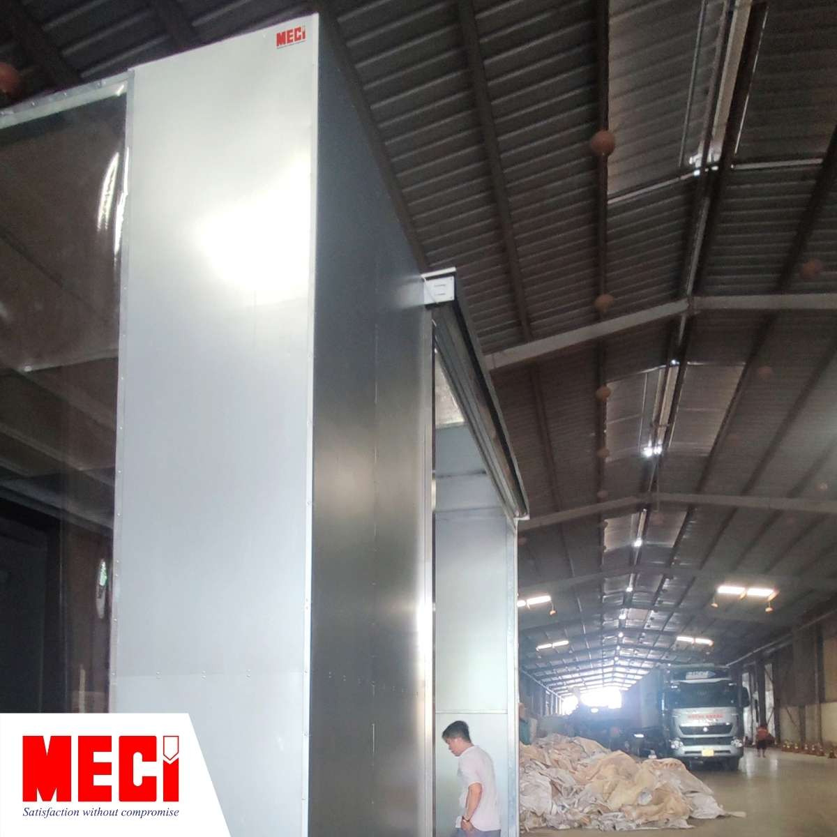 Vách ngăn bằng tấm bạt chống cháy