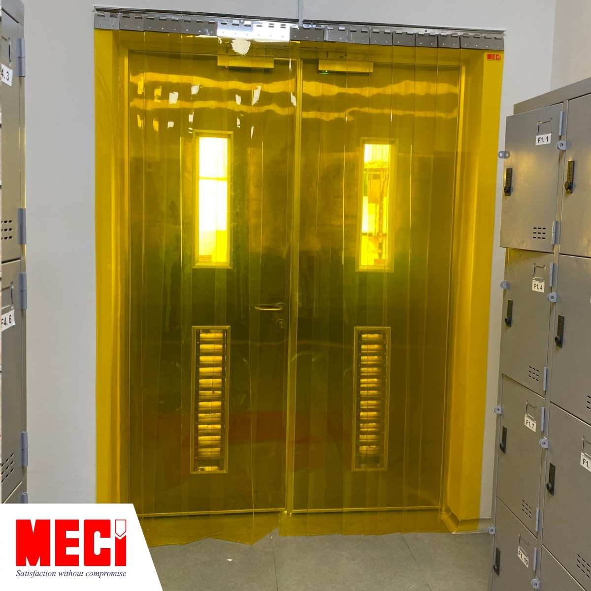 rèm nhựa PVC màu vàng lắp trong khu vực sản xuất