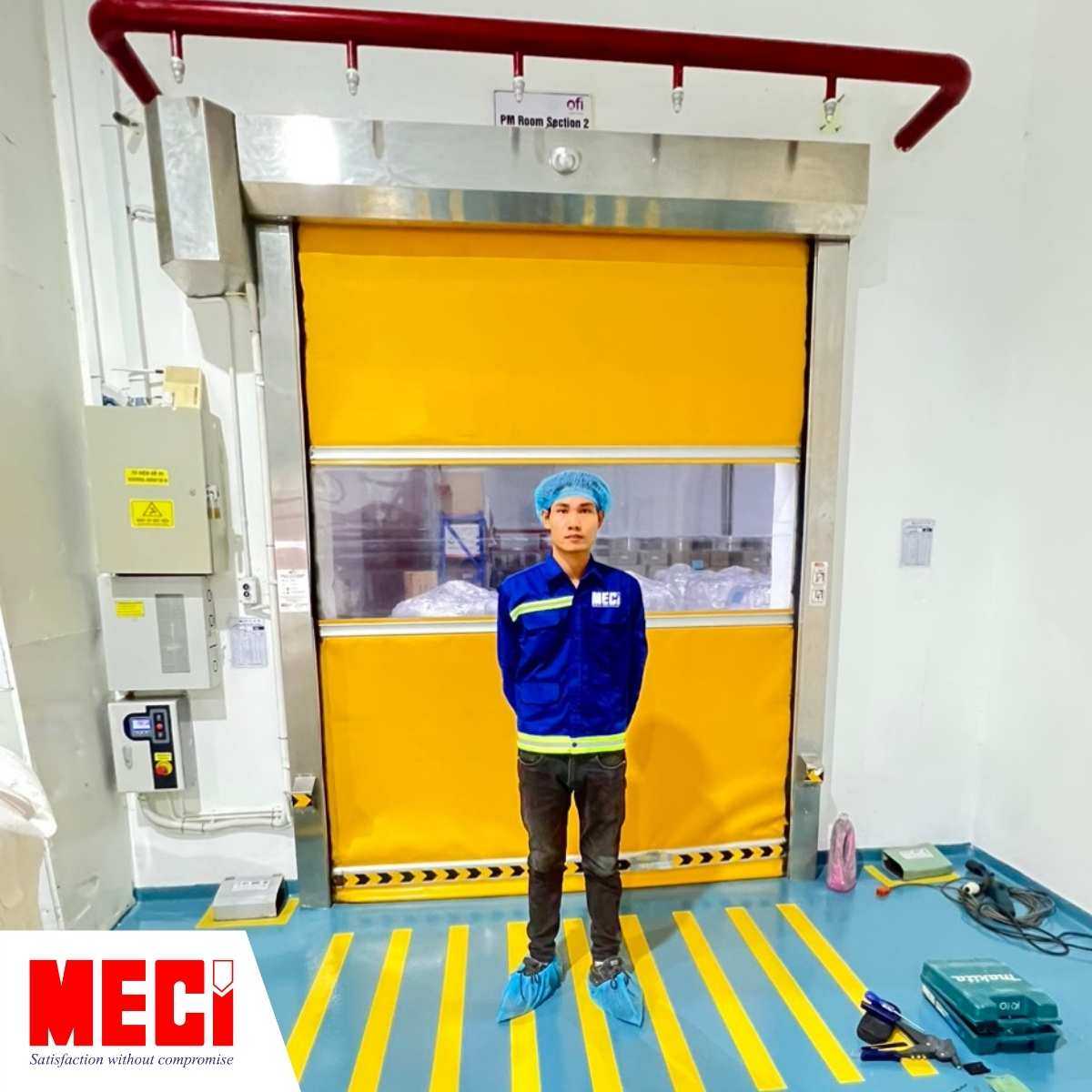 kỹ thuật MECI đứng trước cửa cuốn nhanh - Dự án thi công tại nhà máy Olam Phú Yên