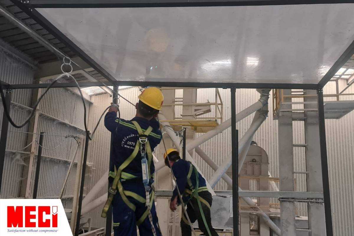 kỹ thuật MECI đang đứng trên cao để lắp đặt vách ngăn nhựa