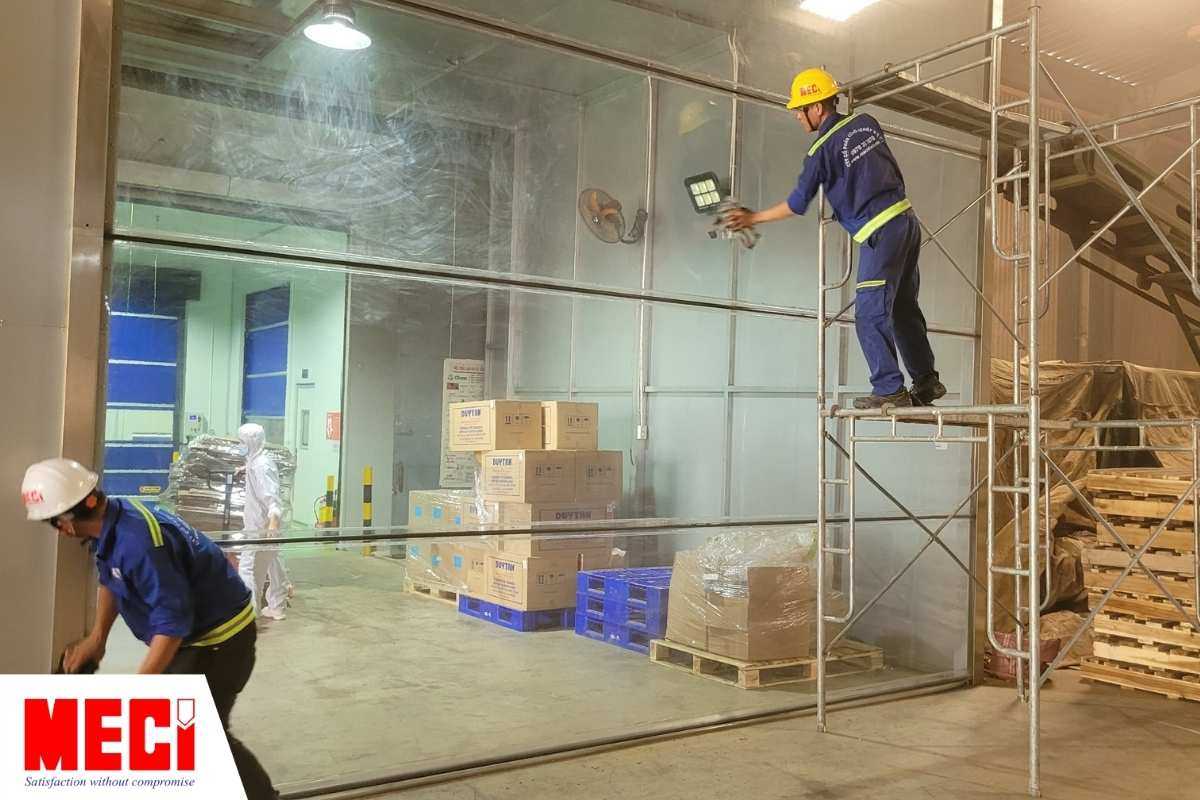 Kỹ thuật MECI đang vệ sinh bảo dưỡng cho cửa cuốn motor tại nhà máy Olam Tiến nga (Đồng Nai)