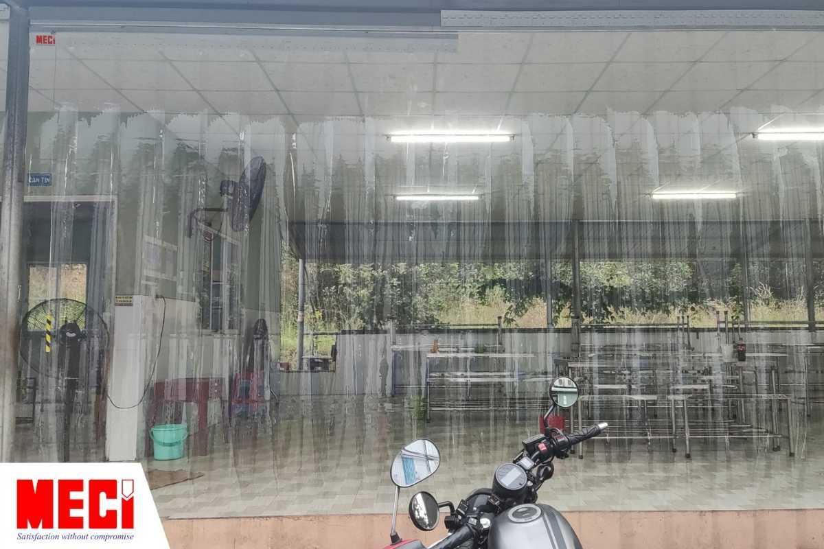 rèm nhựa PVC màu trắng trong lắp tại căn - tin