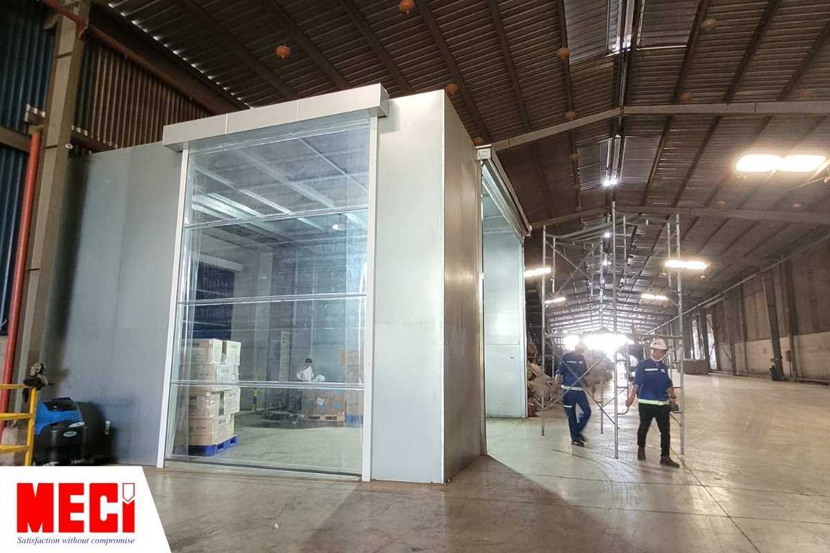 Kỹ thuật MECI đang chuẩn bị dụng cụ để vệ sinh bảo dưỡng cho cửa cuốn motor tại nhà máy Olam Tiến nga (Đồng Nai)