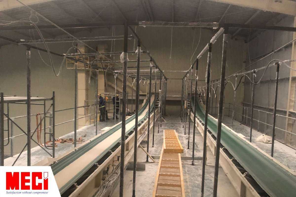 kỹ thuật MECI đang đứng trên cao để lắp đặt vách ngăn nhựa