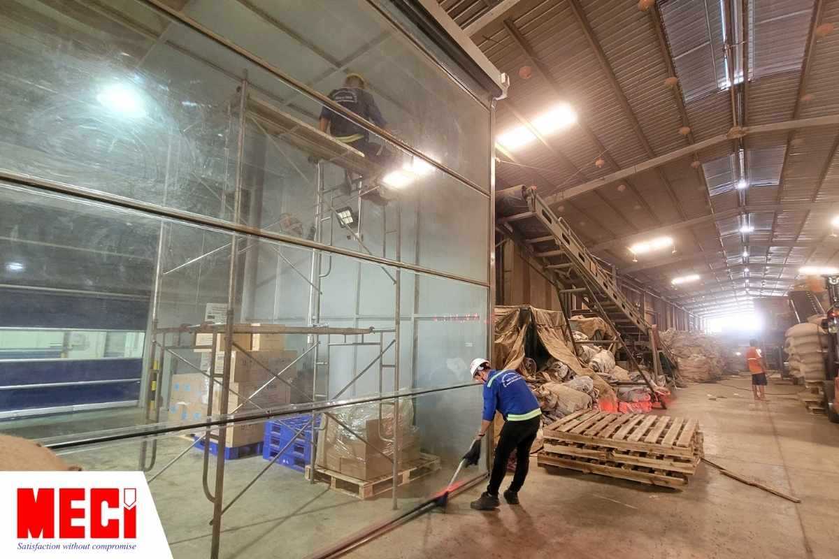 Kỹ thuật MECI đang vệ sinh bảo dưỡng cho cửa cuốn motor tại nhà máy Olam Tiến nga (Đồng Nai)