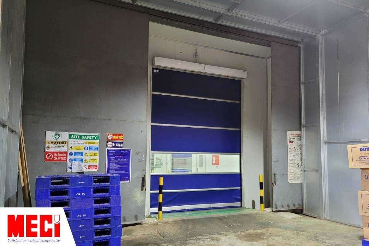 Cửa cuốn nhanh màu xanh đang đóng