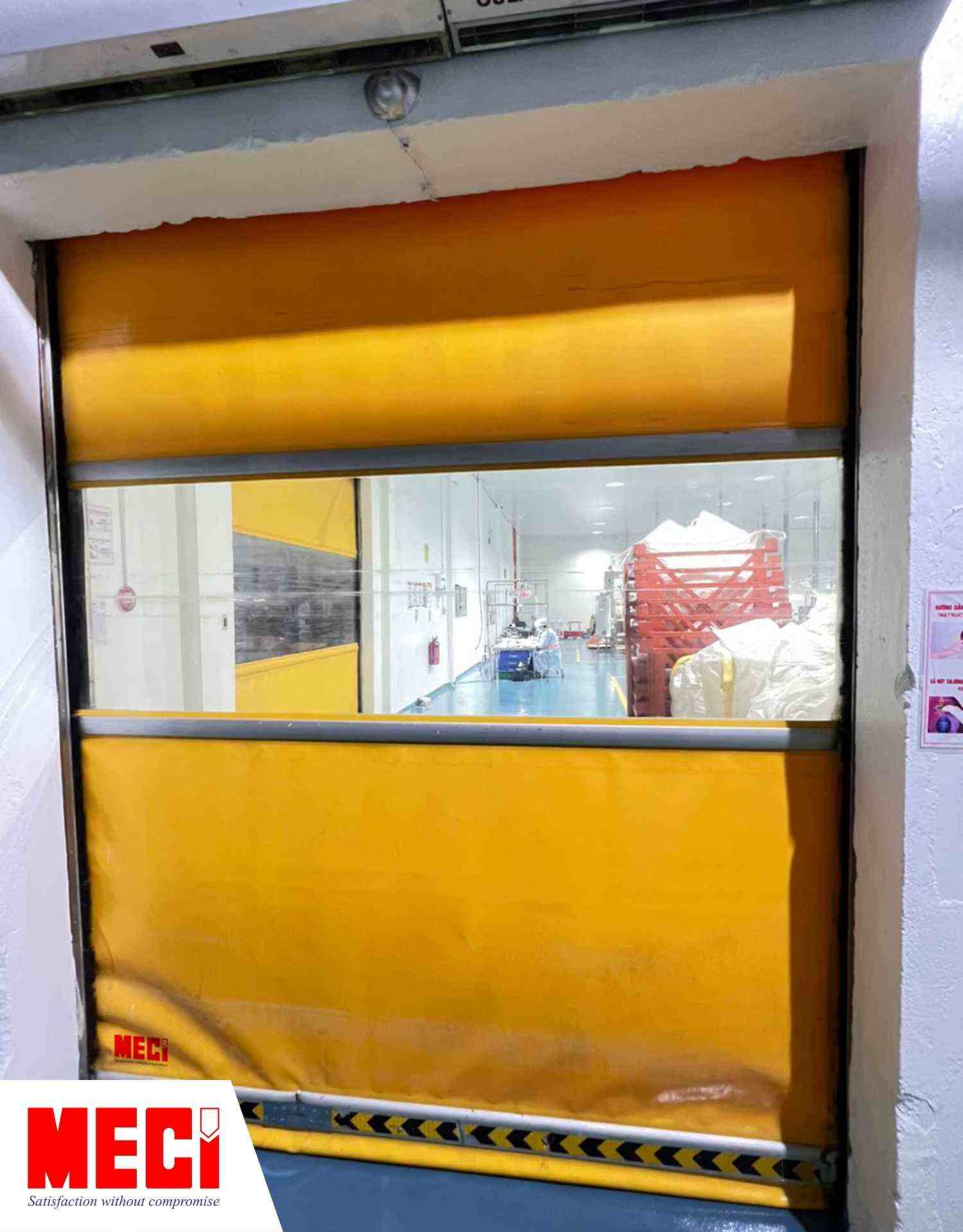 Cửa cuốn nhanh PVC đang đóng, tình trạng đang bị hư hỏng