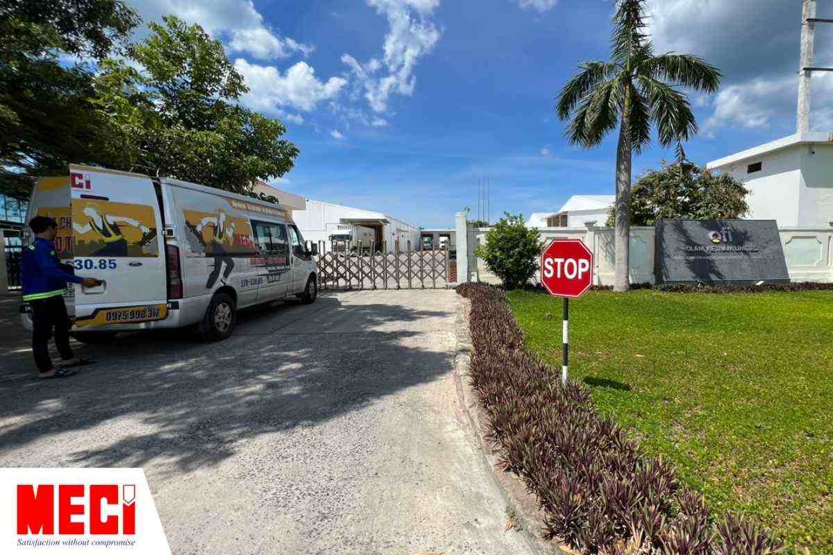 xe của MECI Sài Gòn đang dừng trước cổng nhà máy nhà máy Olam Phú Yên
