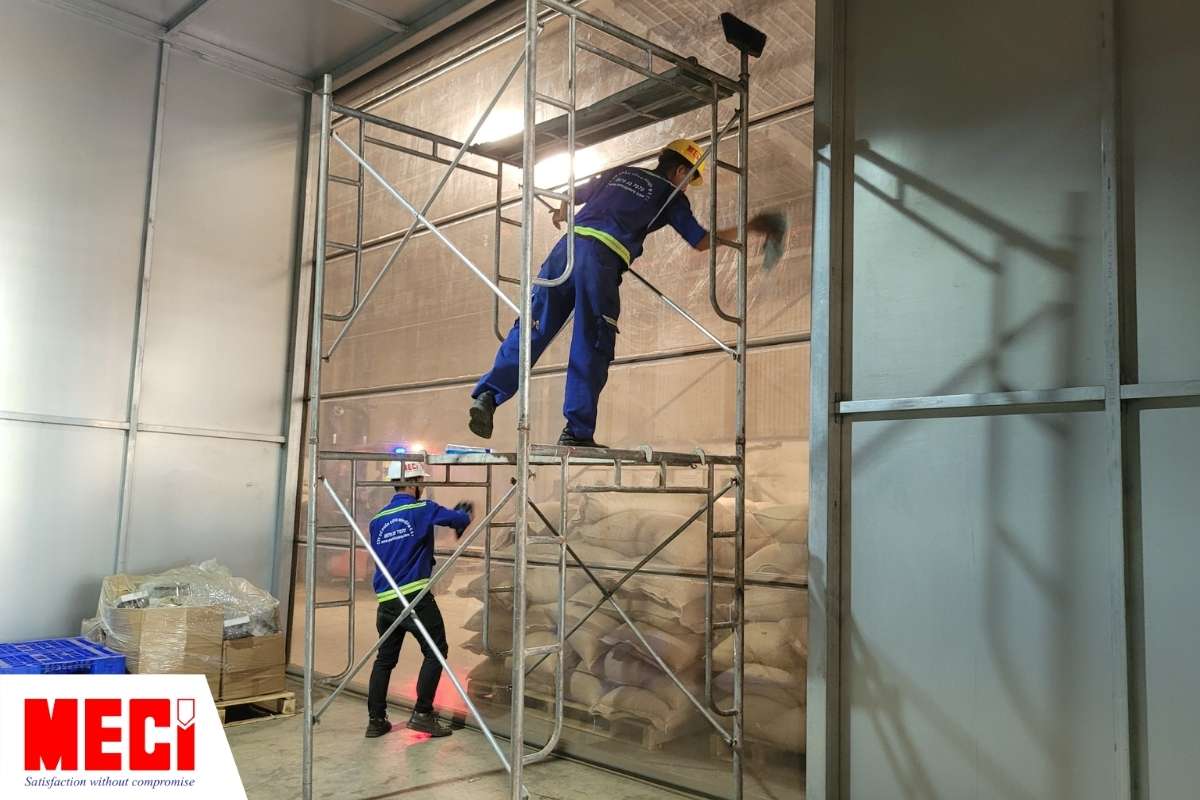 Kỹ thuật MECI đang vệ sinh bảo dưỡng cho cửa cuốn motor tại nhà máy Olam Tiến nga (Đồng Nai)