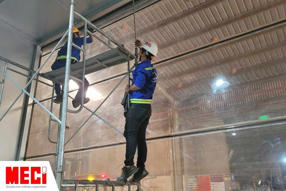 Kỹ thuật MECI đang vệ sinh bảo dưỡng cho cửa cuốn motor tại nhà máy Olam Tiến nga (Đồng Nai)