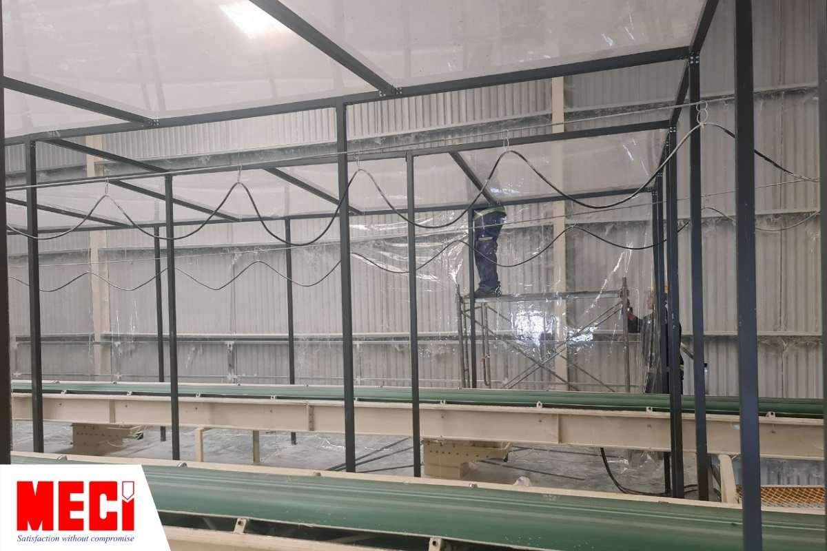 kỹ thuật MECI đang đứng trên cao để lắp đặt vách ngăn nhựa