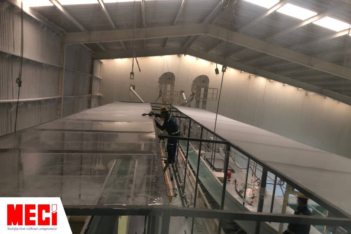 kỹ thuật MECI đang đứng trên cao để lắp đặt vách ngăn nhựa