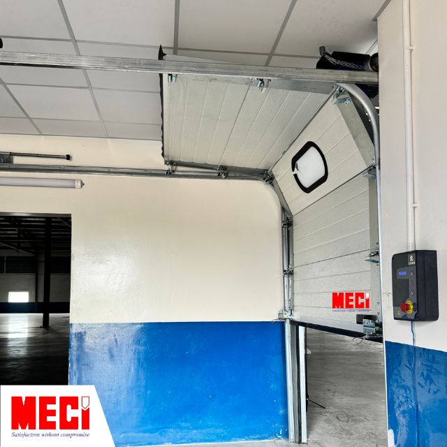 Cửa trượt trần Panel dạng ngang, phù hợp với trần thấp