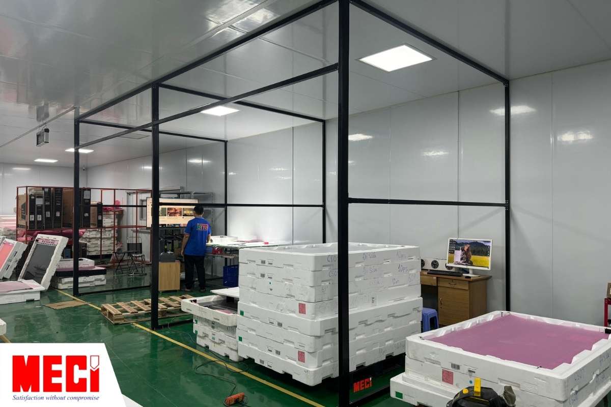 các khung đã được đựng sẵn tại khu vực lắp đặt vách ngăn chống tĩnh điện cho công ty BTR LCD