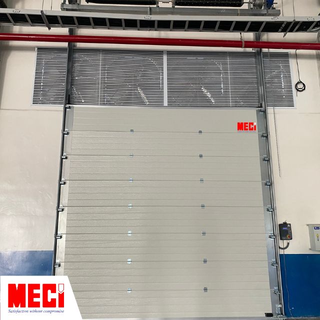 Cửa trượt trần Panel đang đóng