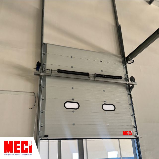 Cửa trượt trần Panel dạng đứng tại nhà máy Đỉnh Xanh.