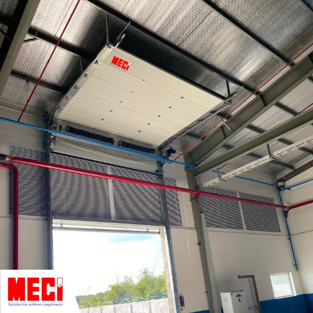 Cửa trượt trần dạng ngang tại nhà máy Đỉnh Xanh