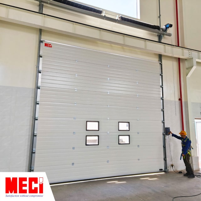 Ô cửa quan sát bằng mica dày trong suốt không gây cản trở ánh sáng