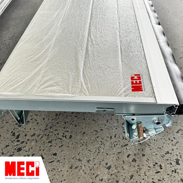 Tấm panel cấu tạo nên thân cửa trượt trần