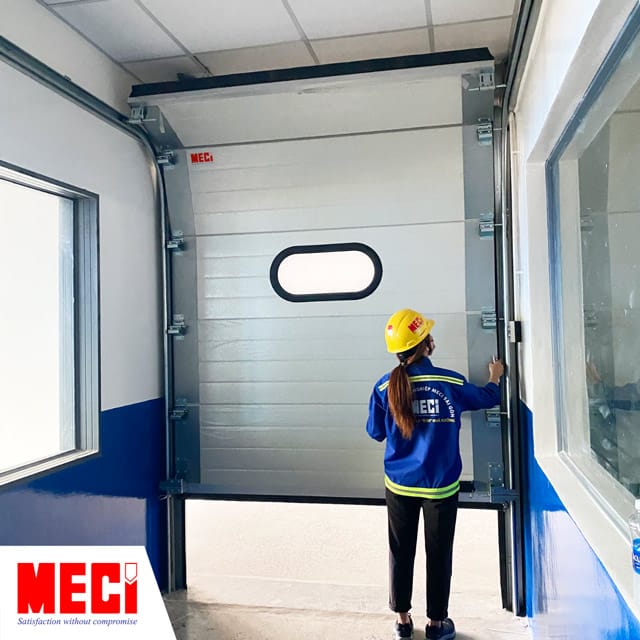 Cửa trượt trần MECI Sài Gòn sử dụng phương trượt ngang tại khu vực hẹp