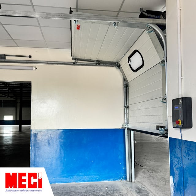 Cửa trượt trần MECI Sài Gòn dạng trượt ngang tại khu vực hẹp