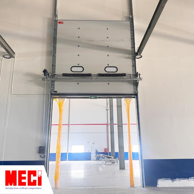 Cửa trượt trần MECI Sài Gòn sử dụng phương trượt đứng