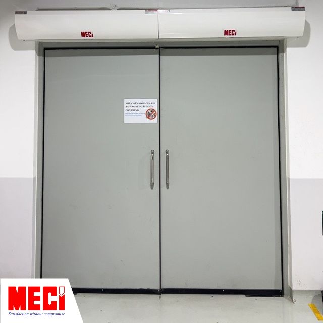 2 Quạt cắt gió MECI phía trên cửa đóng/mở hai cánh