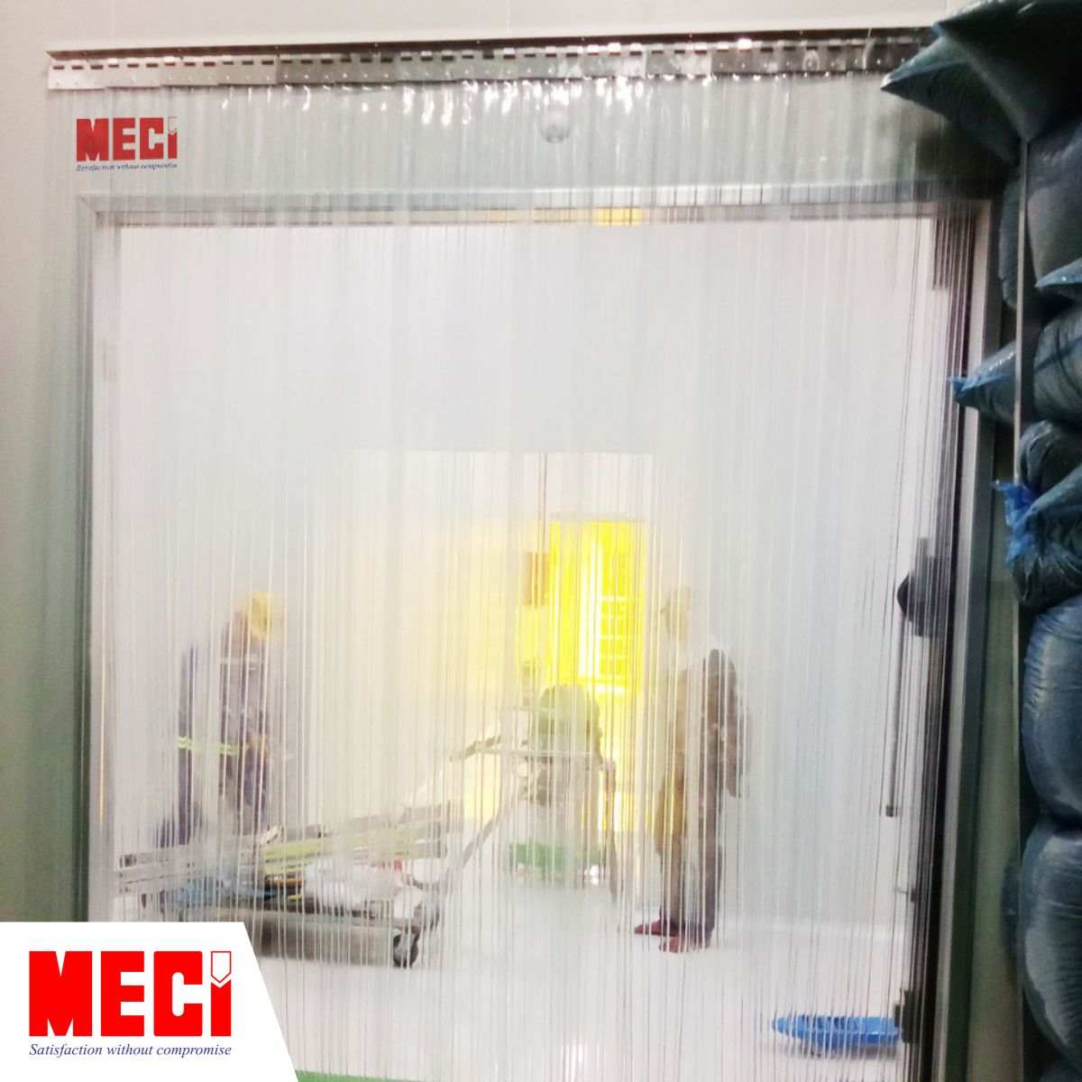 rèm nhựa ngăn lạnh tại kho lạnh , phía sau rèm có 3 người đăng đứng