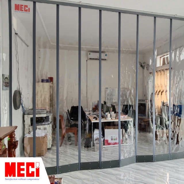 Rèm nhựa nam châm trong suốt tại văn phòng